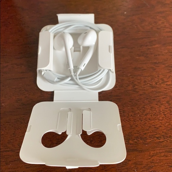 Brand new Apple EarPods - Picture 2 of 2